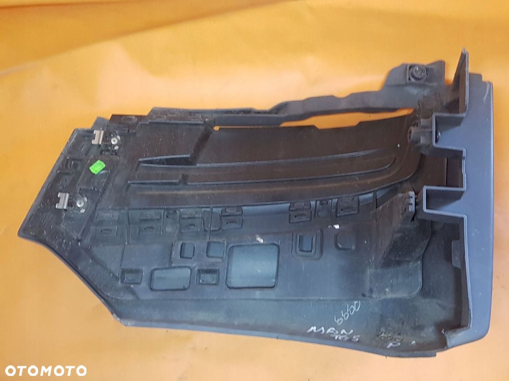 OBUDOWA HALOGENU OKULAR ZDERZAK RH MAN TGS E6 - 2