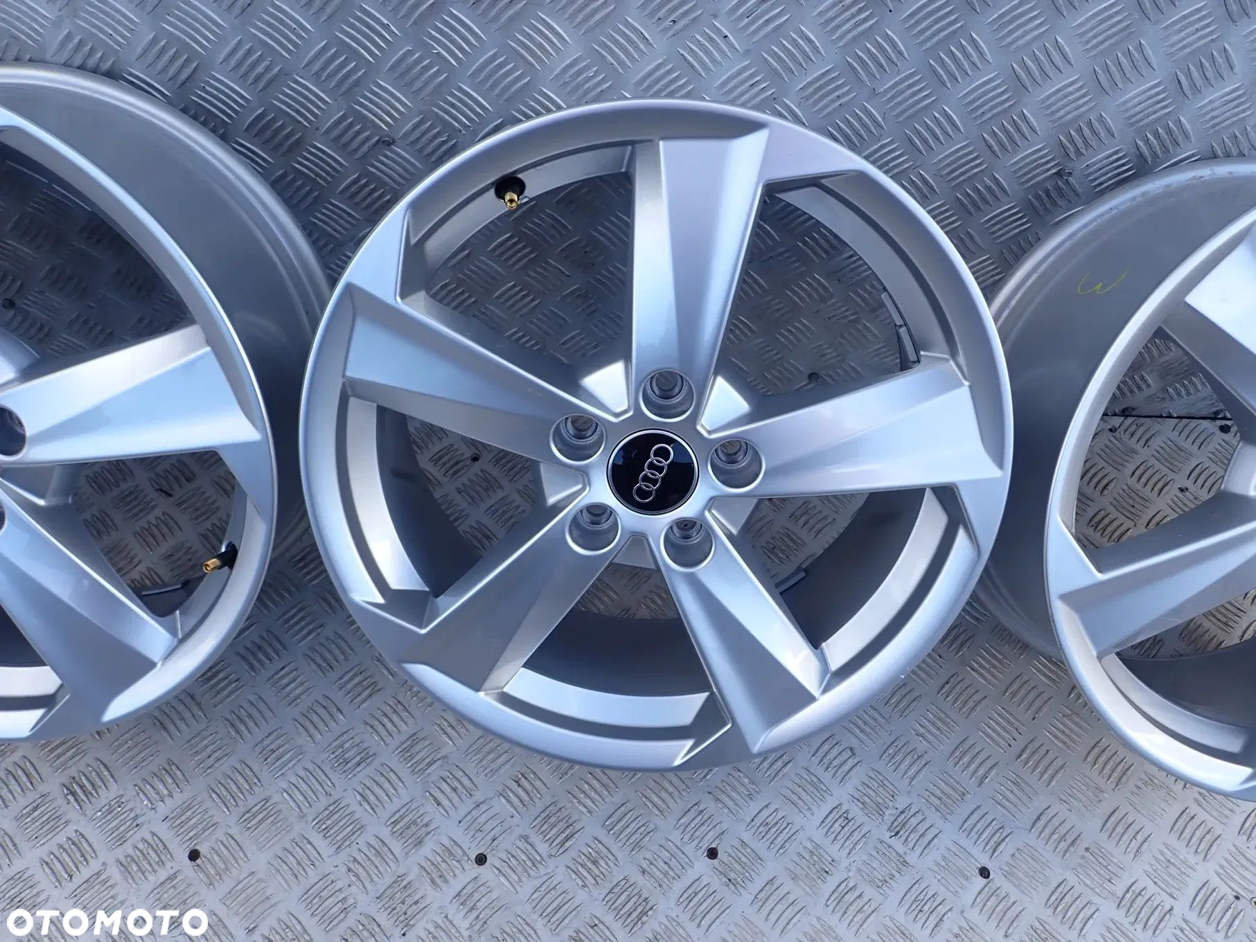 FELGI ALUMINIOWE AUDI 81A601025B 7X17 ET 45 5X112 DOSTEPNE 2 KOMPLETY - 8