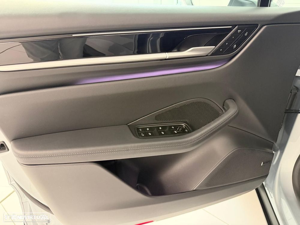 Porsche Macan Electric 4 - 20