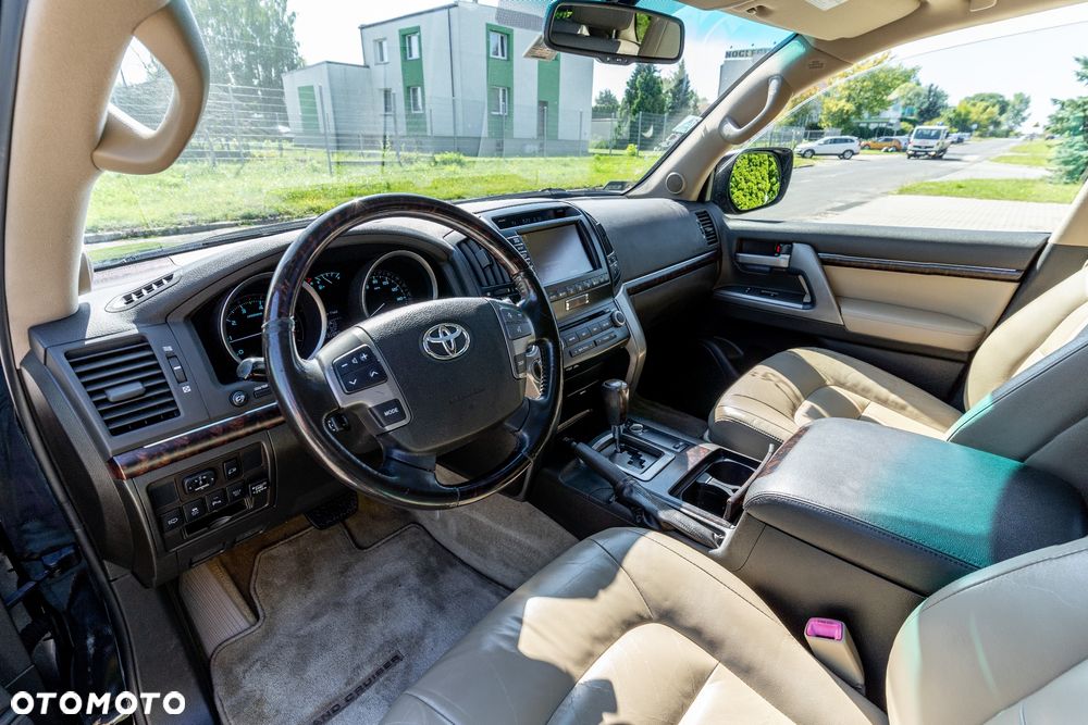 Toyota Land Cruiser - 13