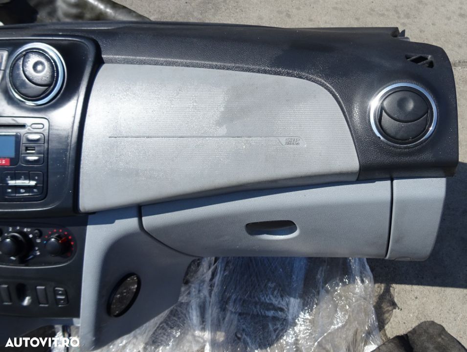 Plansa de bord Dacia Sandero din 2014 cu airbag volan si pasager - 5