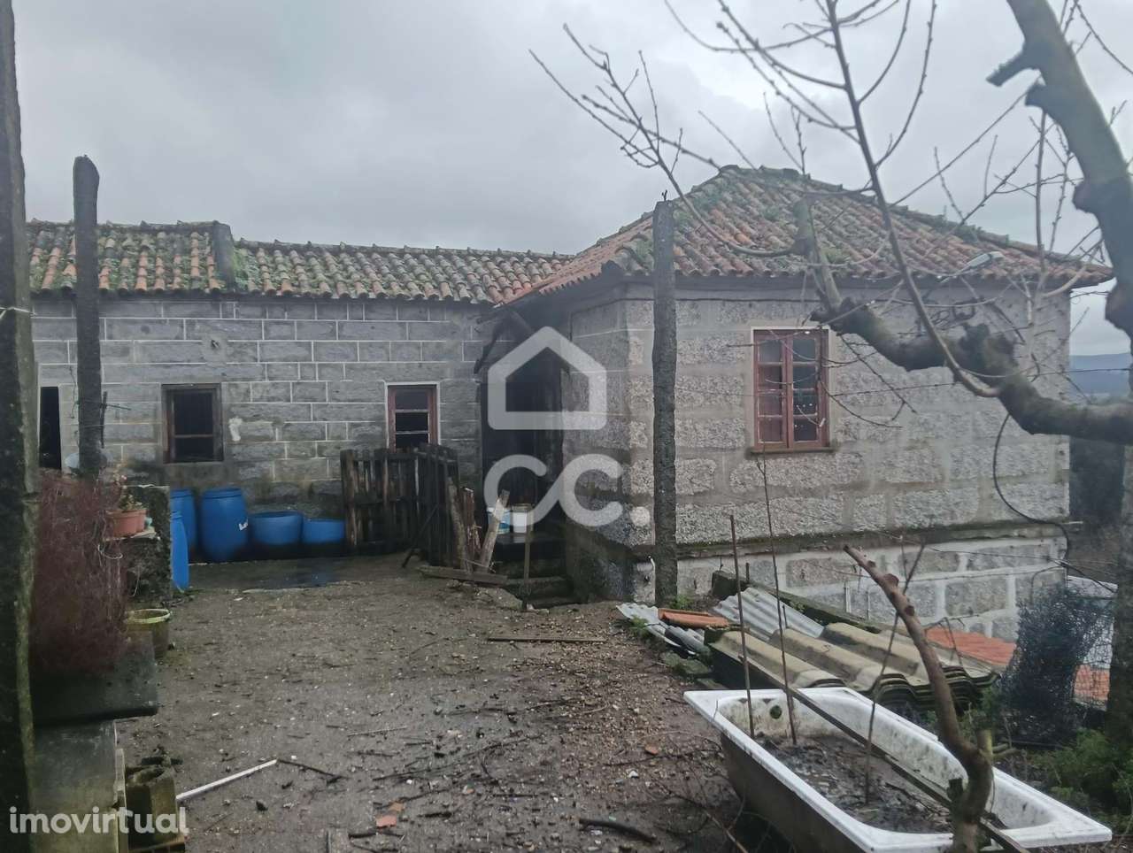 Moradia Bi-Familiar para Restauro em Selho São Cristóvão - Guimarães - Grande imagem: 3/13