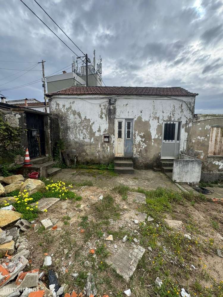 Moradia T1 para Reabilitação com Jardim | Oliveira do Douro - Grande imagem: 2/18