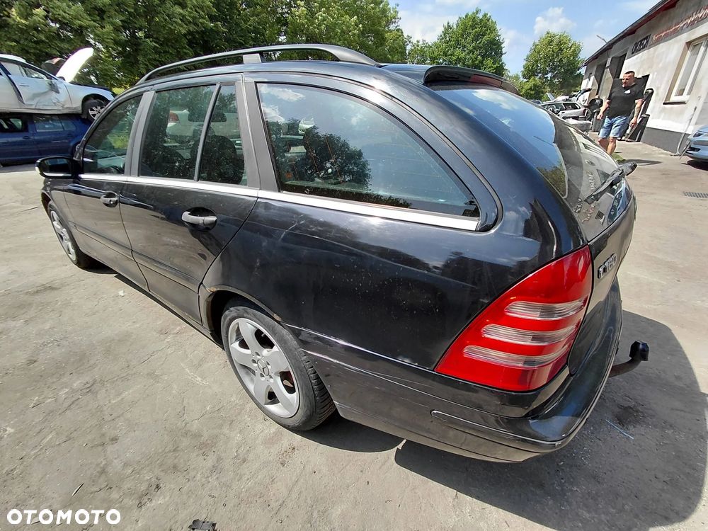 Na części: Daimlerchrysler Mercedes c 180 Rok 2002 Pojemność 1796 Moc 105 kw Benzyna - 2