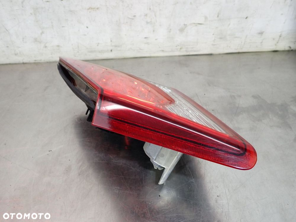 LAMPA PRAWA TYLNA W KLAPIE HONDA CIVIC 1.4 VIII FD3 - 3