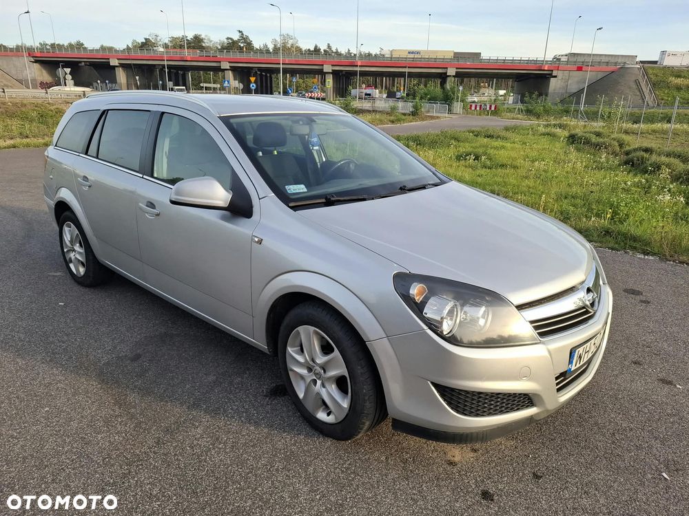 Opel Astra 2011 photo 2