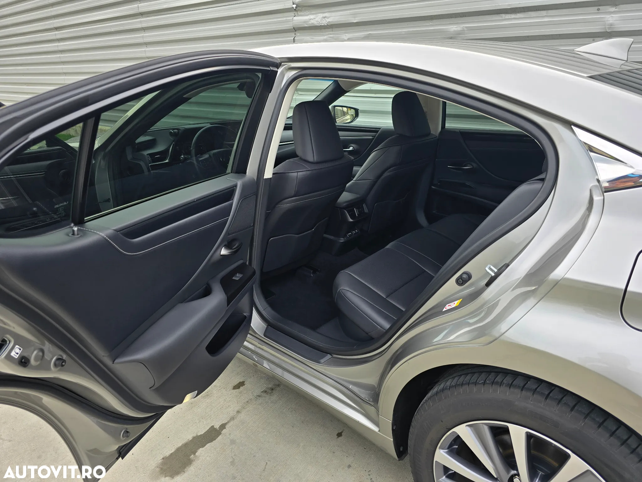 Lexus Seria ES 300h 2.5 TNGA HV 25H- 4X2 CVT Business - 25