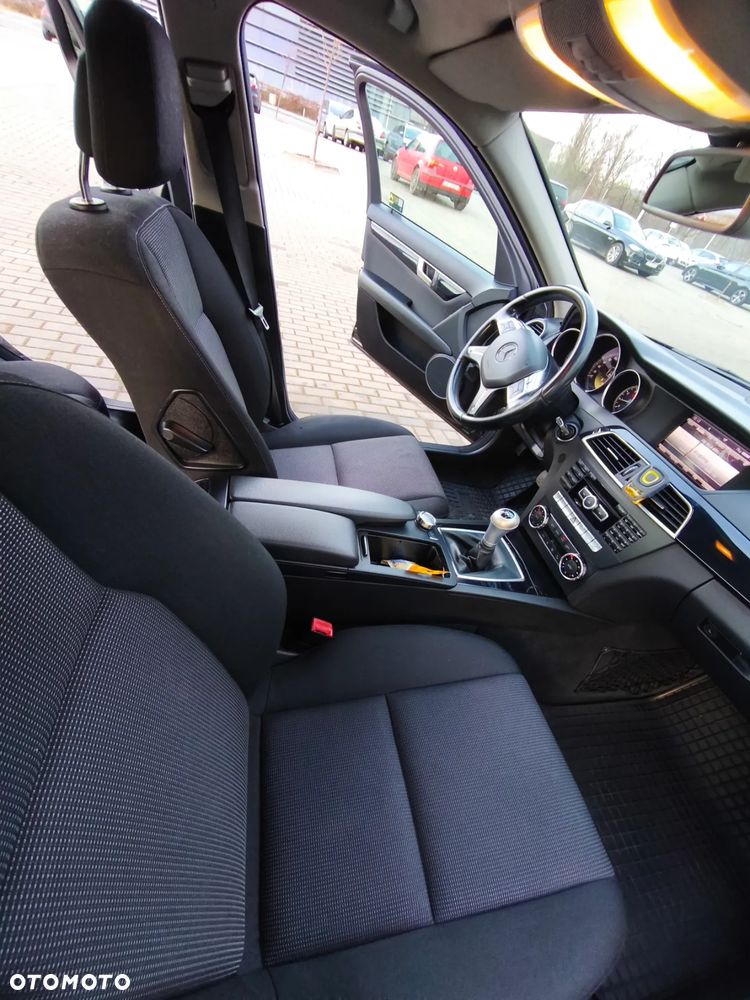 Mercedes-Benz Klasa C 180 CGI BlueEff Avantgarde - 16