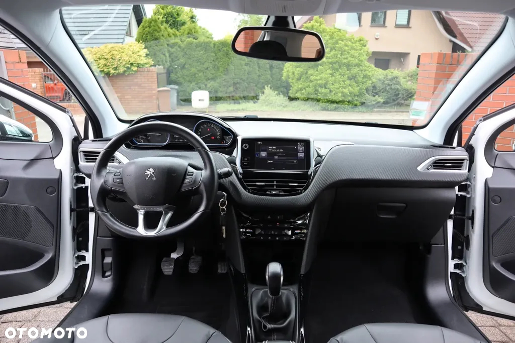 Peugeot 2008 1.2 Pure Tech Allure S&S - 11