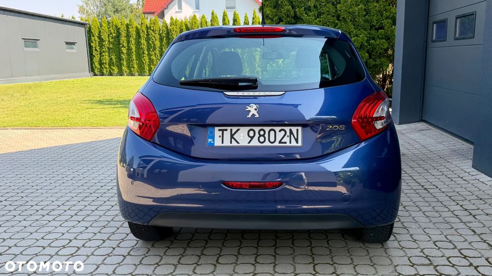 Peugeot 208 - 8