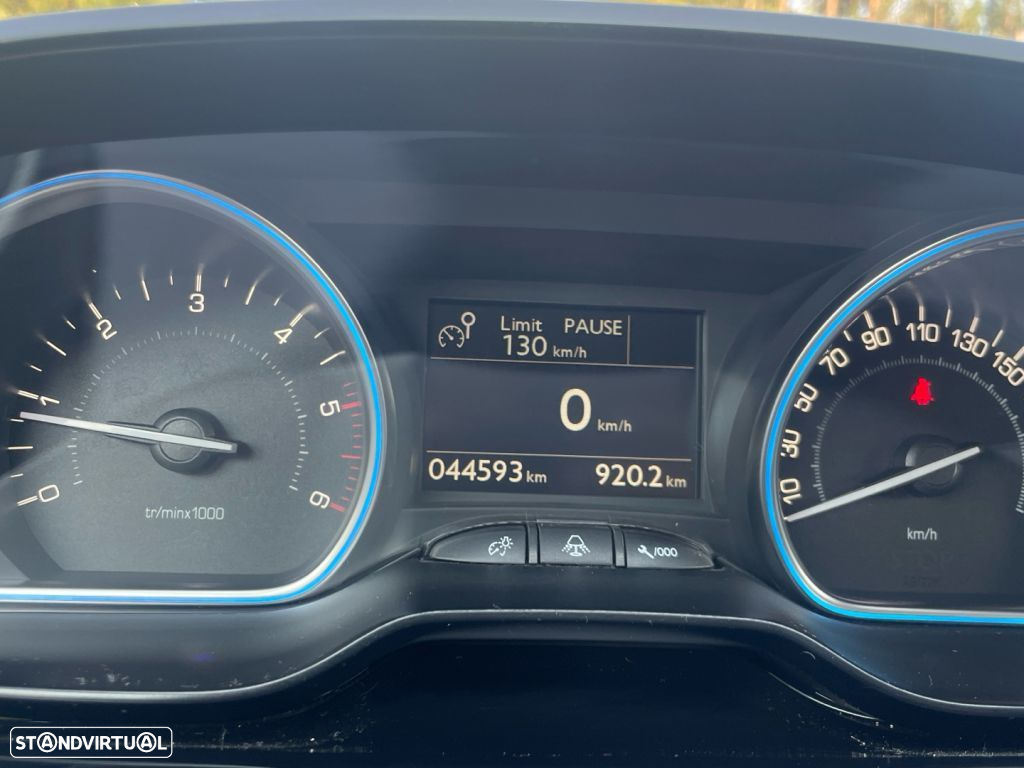 Peugeot 2008 1.6 BlueHDi Style - 3