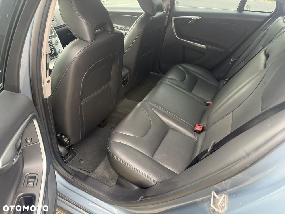 Volvo V60 D4 Momentum - 8