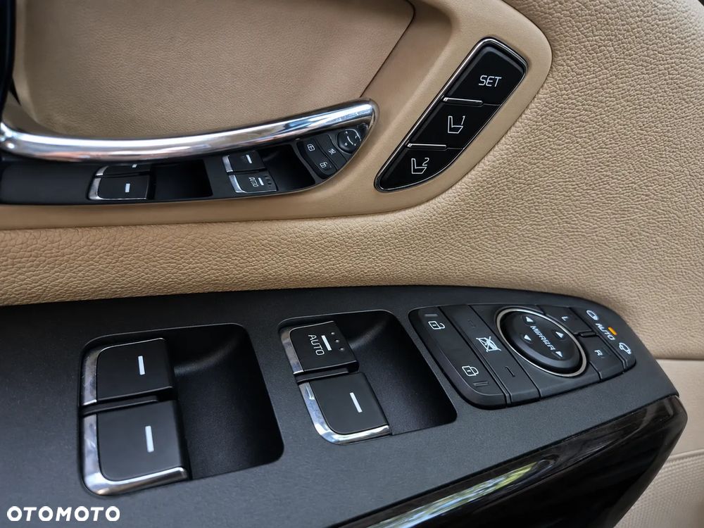 Kia Carnival - 12