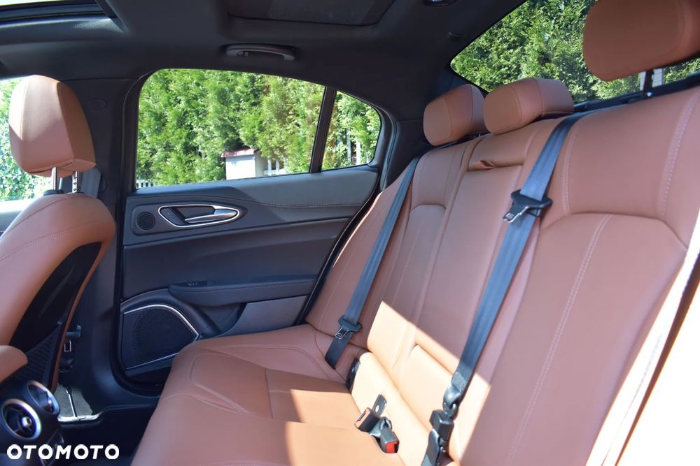 Alfa Romeo Giulia 2.0 Turbo 16V AT8-Q4 Ti - 4