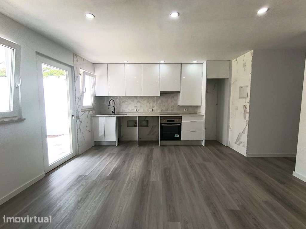 Moradia T2 completamente remodelada com logradouro - Grande imagem: 2/17