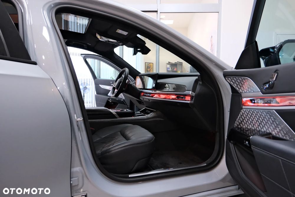 BMW Seria 7 M760e PHEV xDrive Individual Edition sport - 33