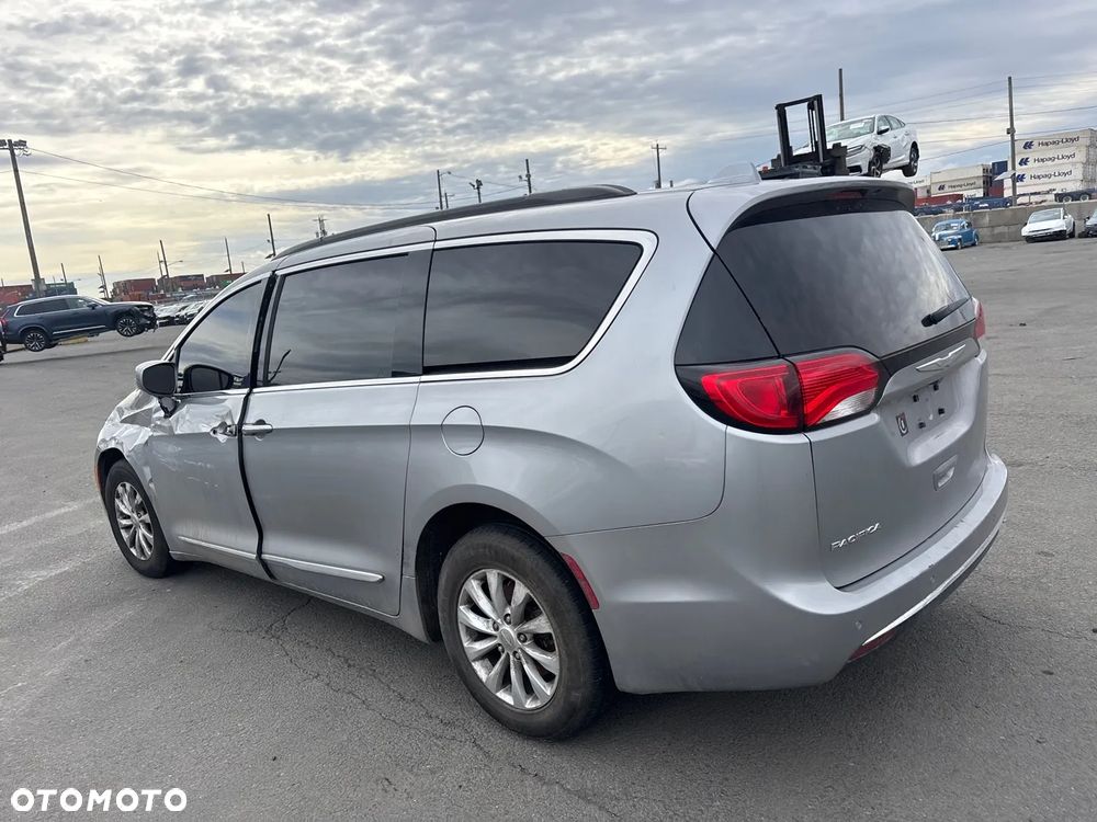 Chrysler Pacifica - 4