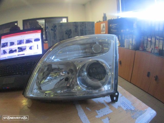 Farol 15588701 OPEL SIGNUM 2005 Esq D2s H7 Hella - 1