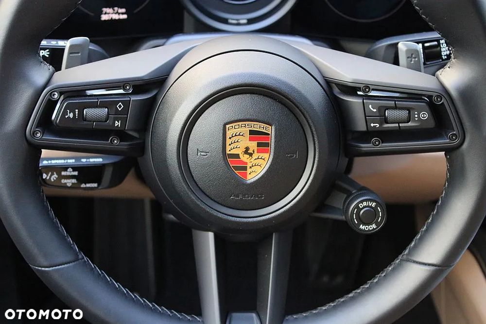 Porsche 911 Carrera 4 - 21