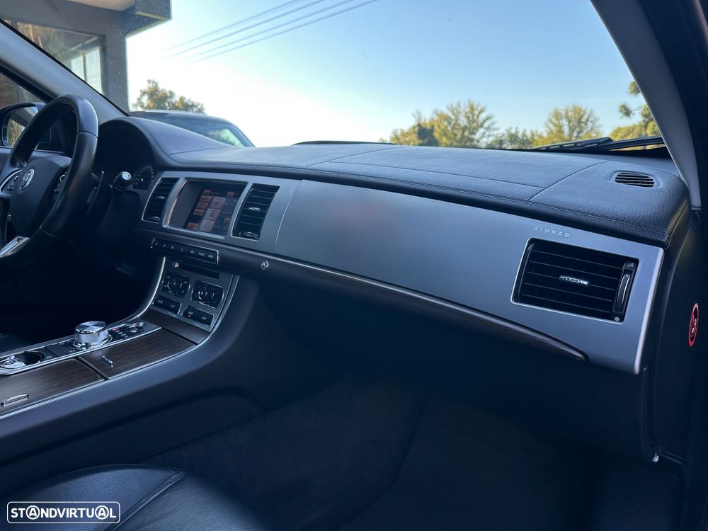 Jaguar XF 2.2 D Premium Luxury - 17