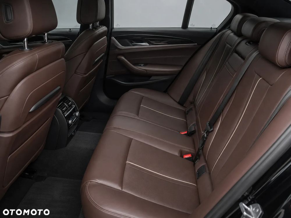 BMW Seria 7 750i xDrive - 28