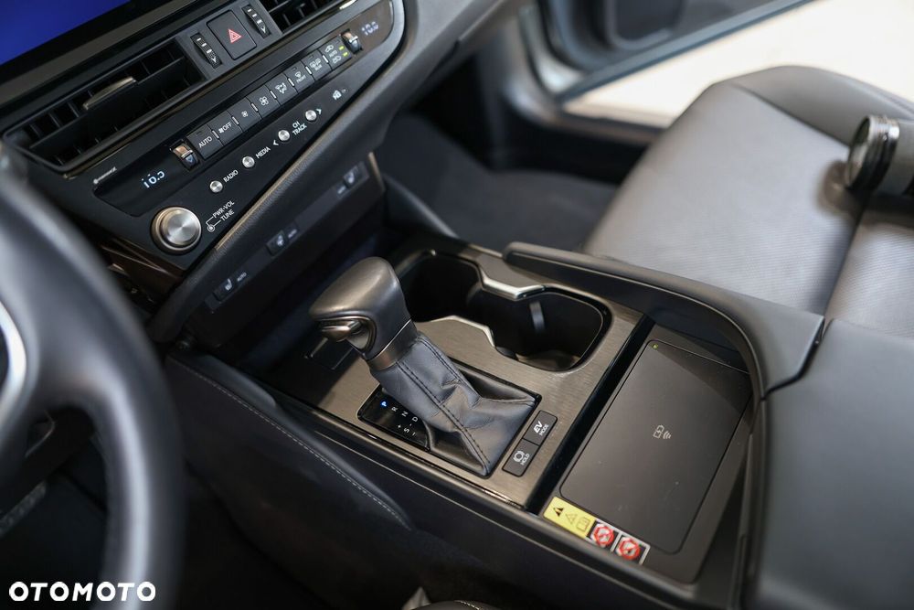 Lexus ES 300h Business Edition - 22