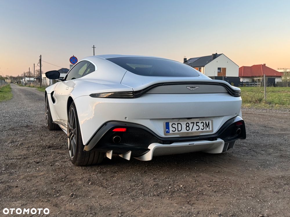 Aston Martin Vantage - 22