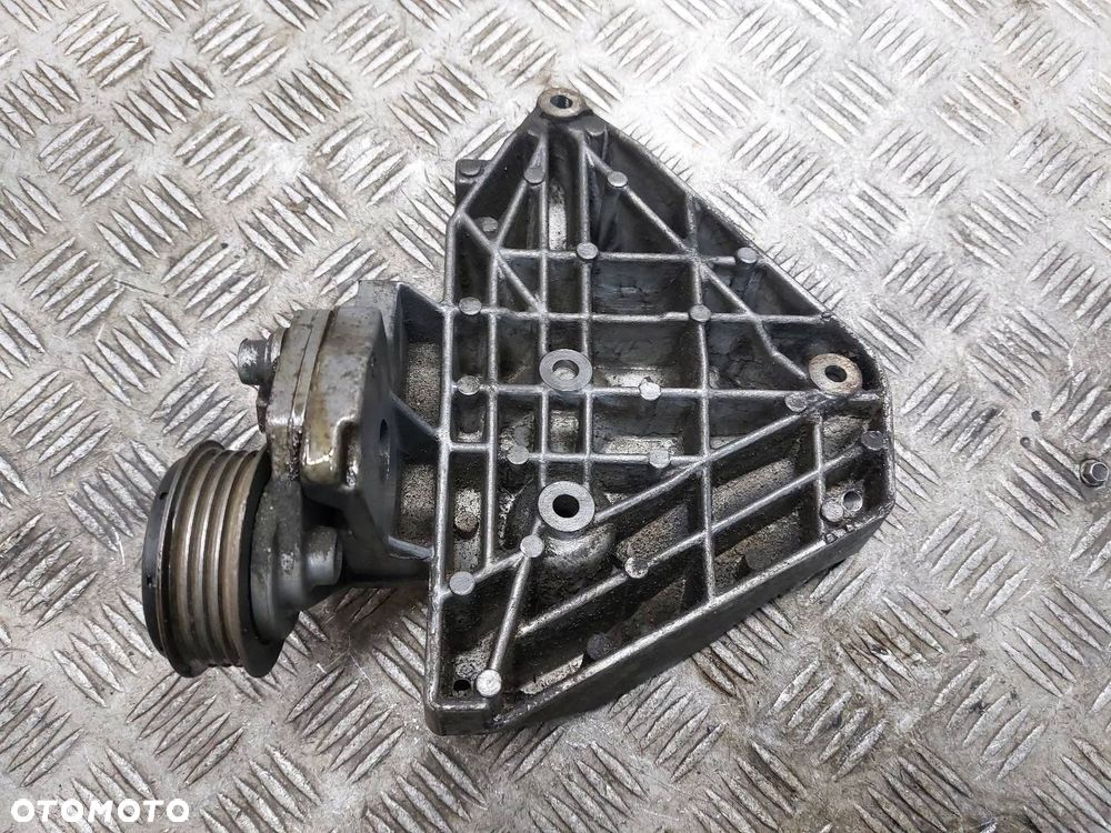 ŁAPA MOCOWANIE SPRĘŻARKI KLIMATYZACJI PASSAT B5 2.0 8V 06B260885D - 1