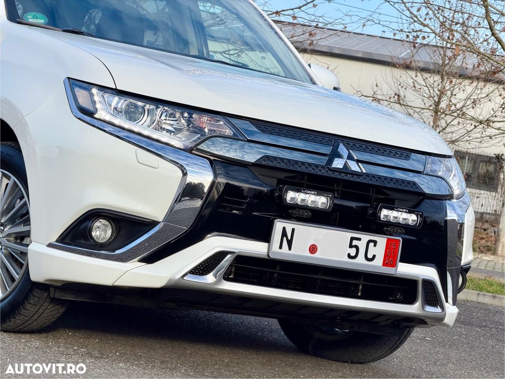 Mitsubishi Outlander 2.4 4WD Plug-In Hybrid - 16