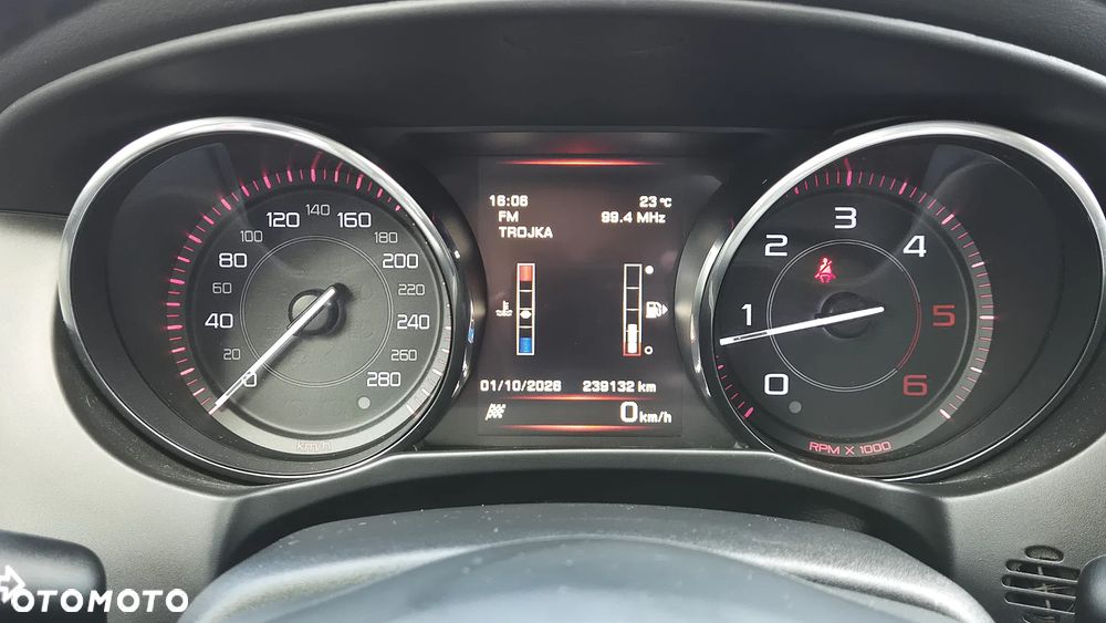 Jaguar XE 2.0 D Portfolio - 13