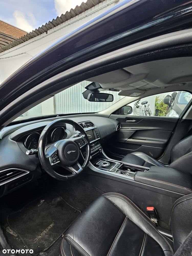 Jaguar XE - 11
