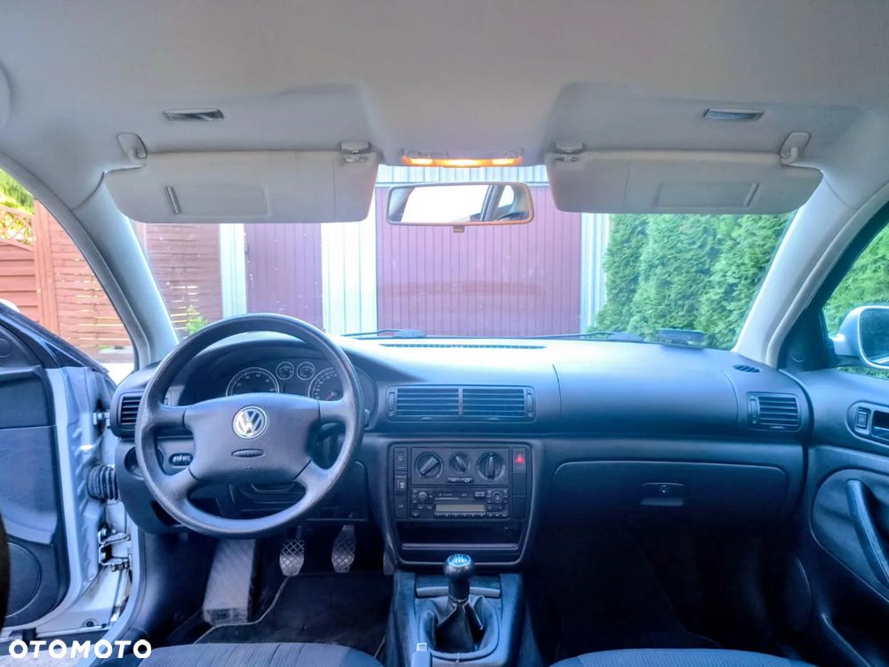Volkswagen Passat 1.6 Basis - 2