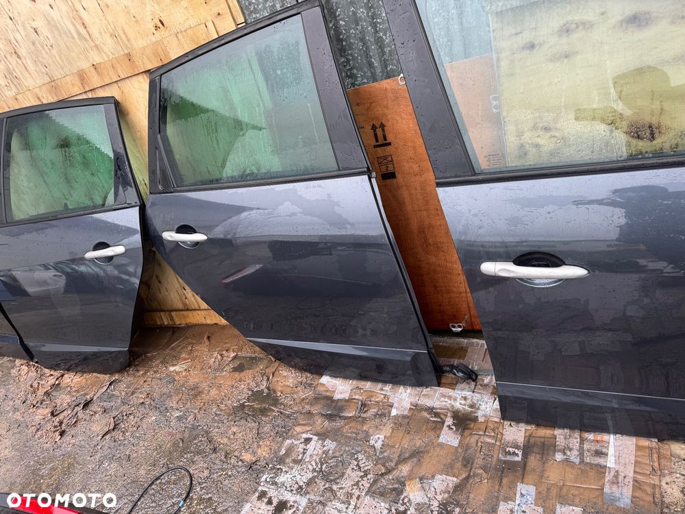 Renault grand scenic 3  grandscenic TEB66  / EA3 / Jz1V / TLALLE / SZHR / SAN513 // D22240 drzwi prawe lewe przednie tylne tył przód kompletny przód grand Scenic 3 szary ciemny drzwi prawe lewe lusterko składane zderzak tył tylni klapa bagażnika klapa tył lampy tył tylnie prawa lewa belka tylnia Podszybie kompletne osłoną słupka prawa lewa zawiasy maski prawy lewy wąż węże klimy podstawa akumulatora zbiorniczek spryskiwaczy filtr powietrza belka dolna przednia na dole zbiorniczek płynu chłodzącego  Lampa prawa lewa bixenon xenon 08120 /260100027r / 89902929  błotnik przód przedni prawy lewy maska pas przedni benzyna tce 130 benzyna zderzak przód przedni pdc 4 czujniki spryski Zenona komplet - 25