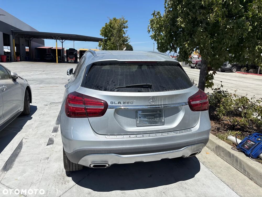 Mercedes-Benz GLA - 12