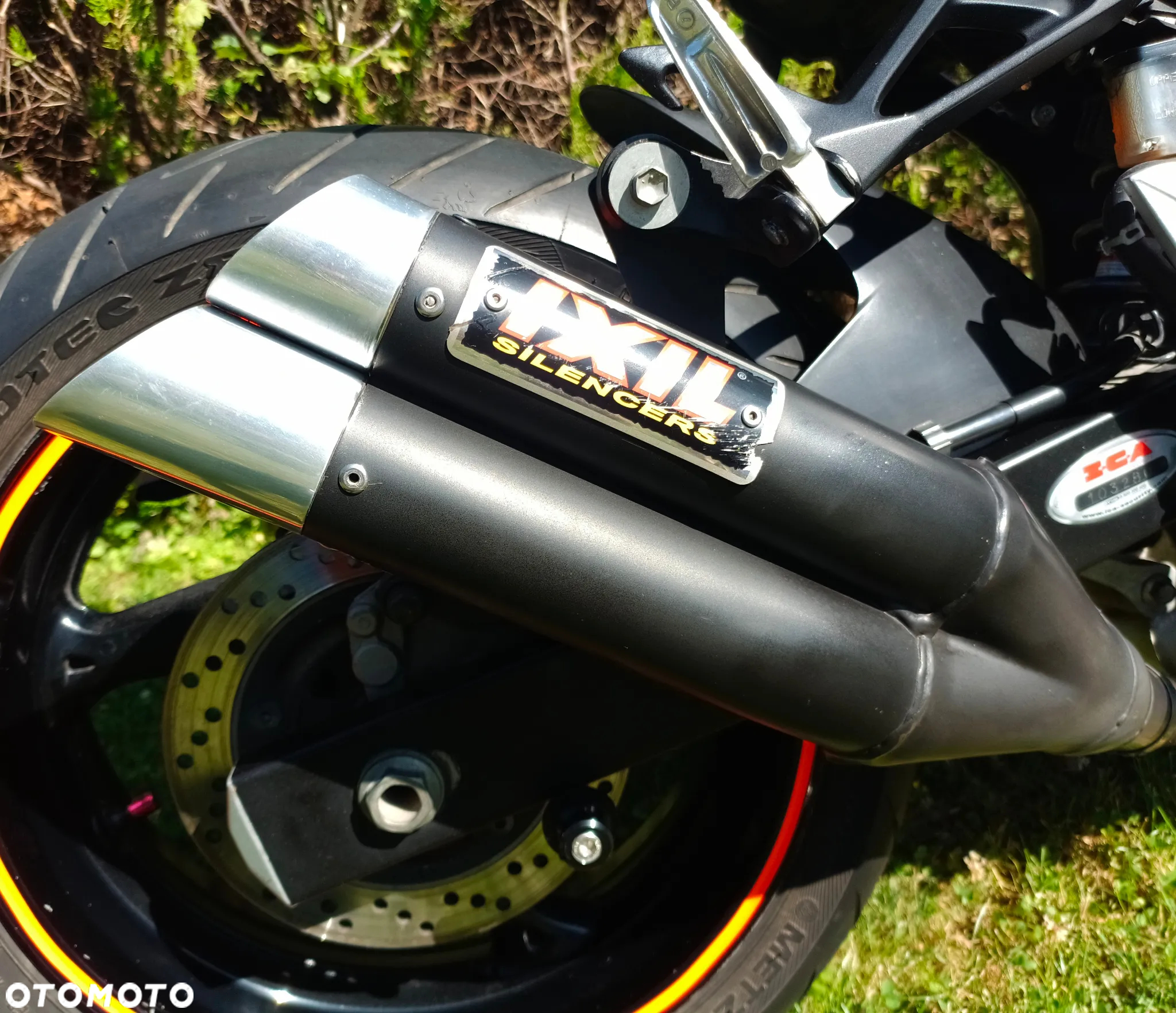Suzuki GSR - 11