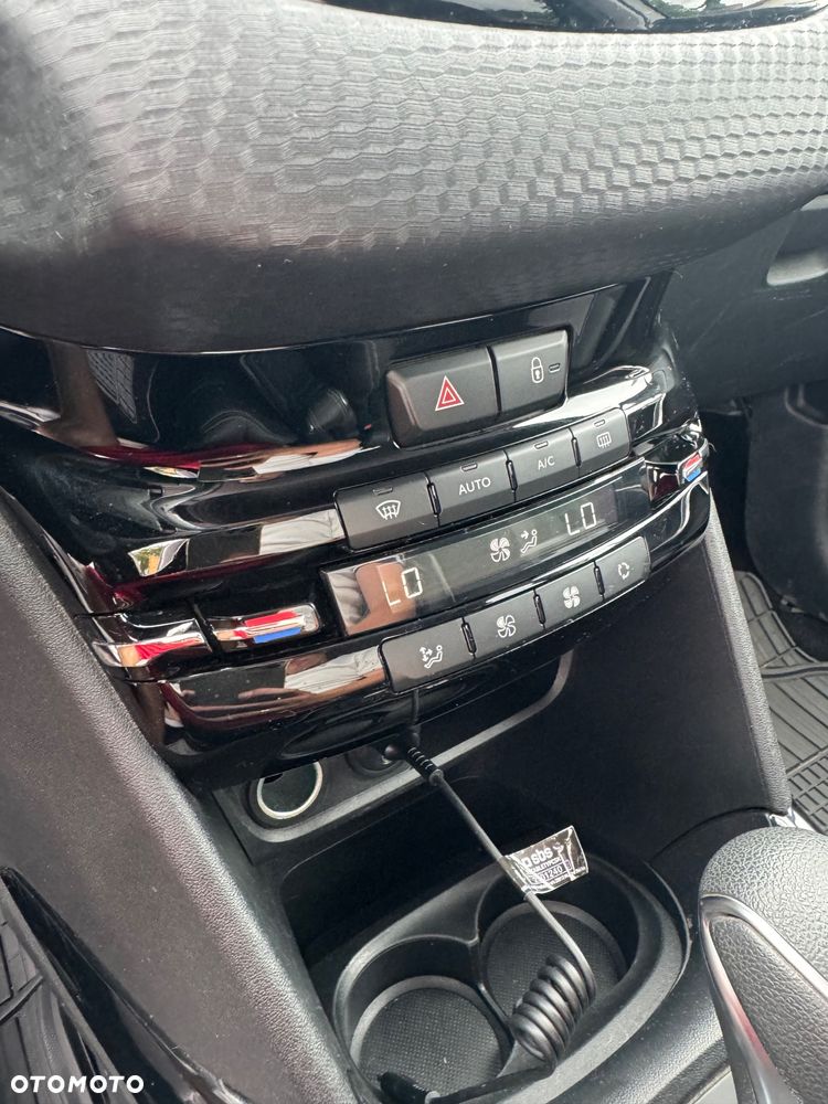 Peugeot 2008 1.2 Pure Tech Allure S&S EAT6 - 28