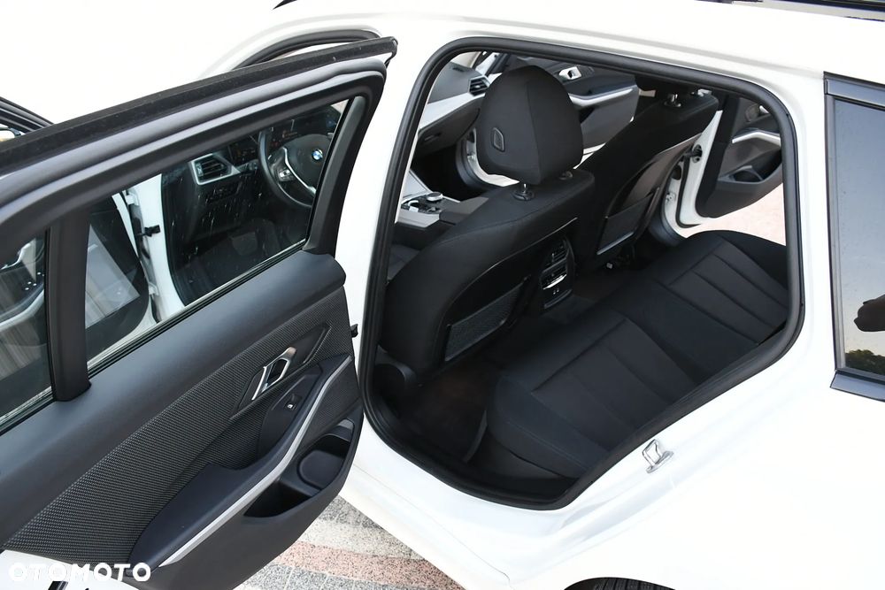 BMW Seria 3 318d mHEV - 22