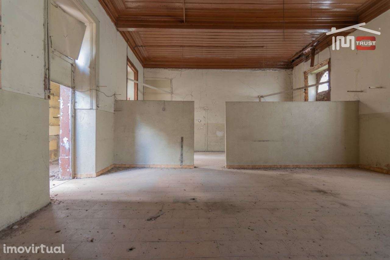 Edifício para restauro em frente á estação de Fátima - Grande imagem: 2/31