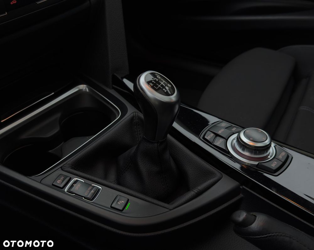 BMW Seria 3 318d Sport Line EU6 - 13