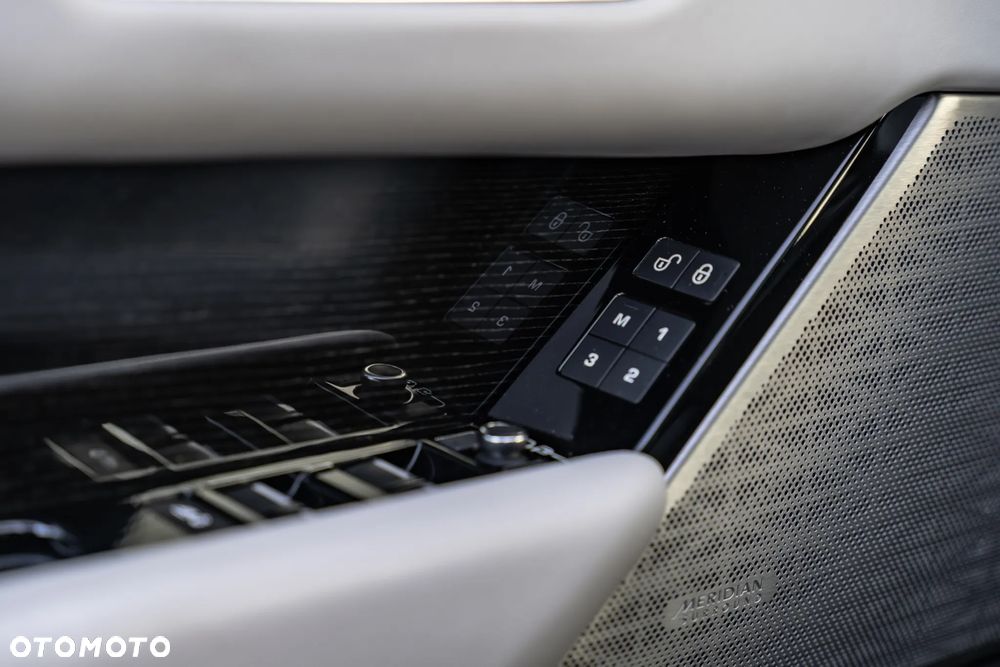 Land Rover Range Rover Velar 3.0d R-Dynamic SE - 32