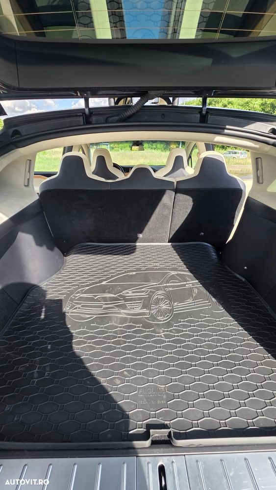 Tesla Model X - 37