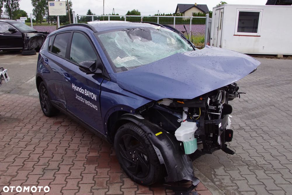 Auto na części - Hyundai Bayon Lift 1.0 T-GDI 90 KM G3LE D7GF1 UC3 2026R Silnik Skrzynia Drzwi Błotnik Klapa Zderzak Lampa Lusterko Klamka Szyba Deska Kokpit Sterownik Moduł Czujnik Licznik Wyświetlacz Panel Kierownica - 8