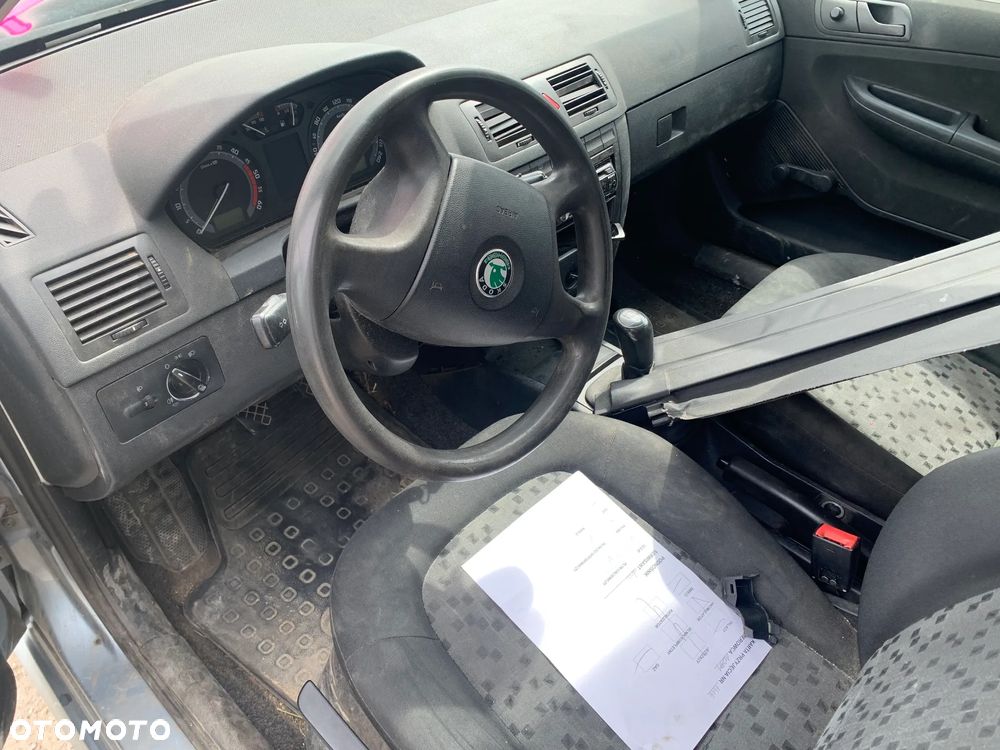 SKODA FABIA 2006 *SAMOCHÓD NA CZĘŚCI* 1606 MASKA, LAMPA, DRZWI, LUSTERKO, ZDERZAK, GRILL, BŁOTNIK, KLAPA, BELKA, DESKA, FOTELE, KANAPA, ĆWIARTKA KIEROWNICA, TARCZE, ZACISKI, ZAWIESZENIE, KOMPLETNY PRZÓD, KOMPLETNY TYŁ, LICZNIK, ZEGARY, PRAWE LEWE PRZÓD TYŁ - 5