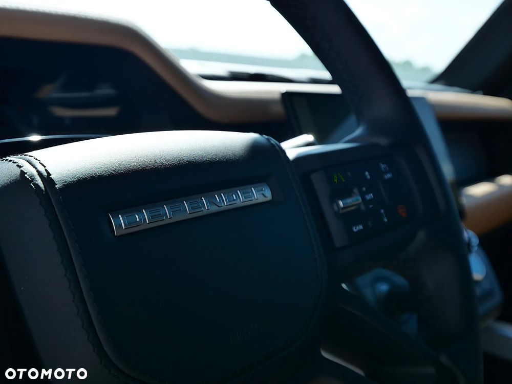Land Rover Defender - 25