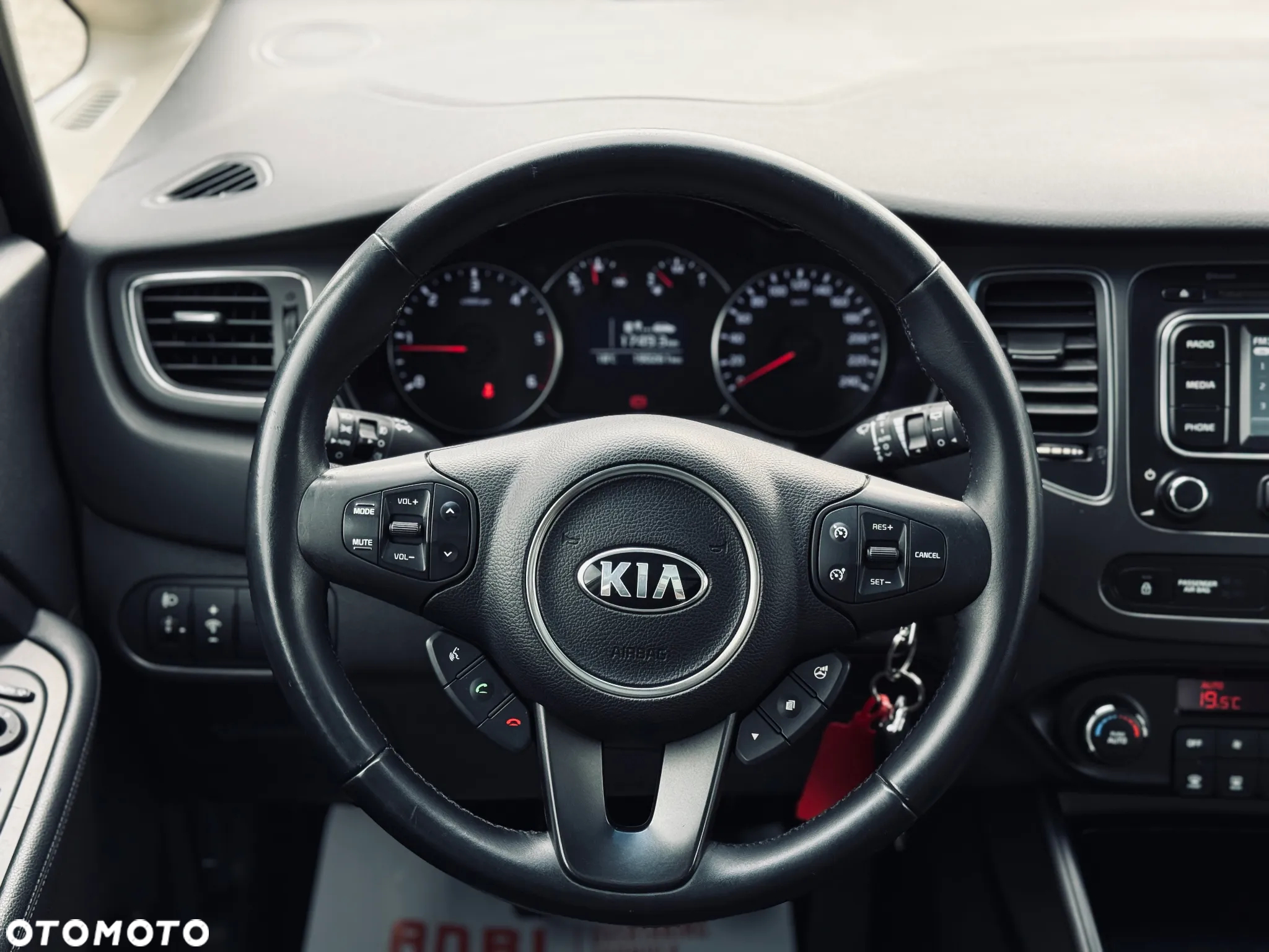 Kia Carens 1.7 CRDi M - 27