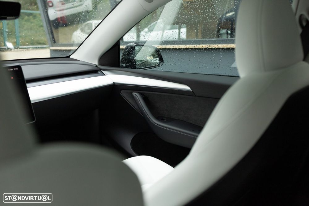 Tesla Model Y Standard RWD - 11