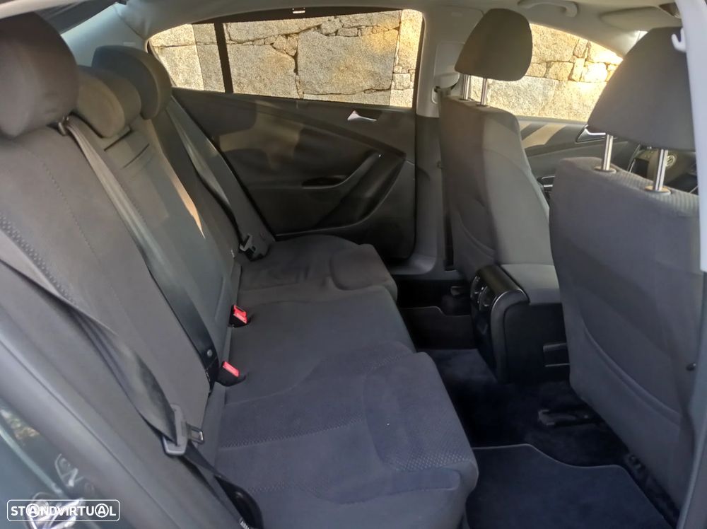 VW Passat 2.0 TDI Highline - 16