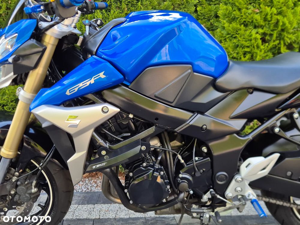 Suzuki GSR - 13