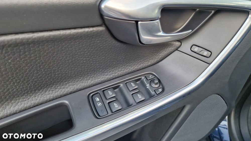 Volvo XC 60 D4 Geartronic Momentum - 24