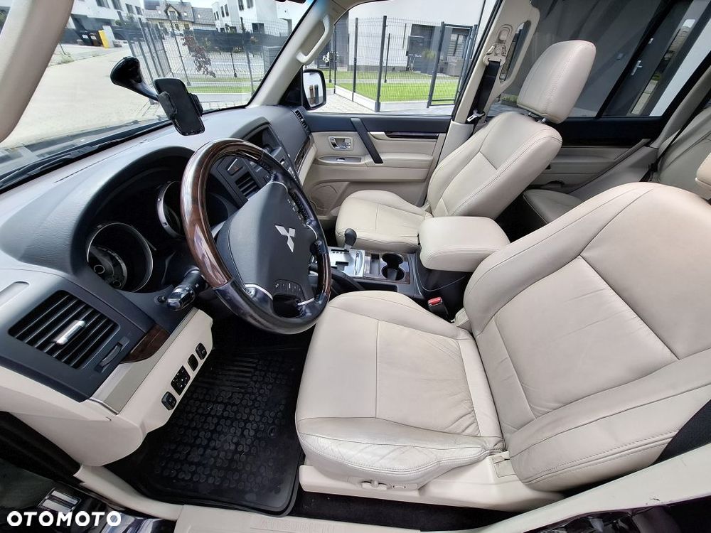 Mitsubishi Pajero - 18